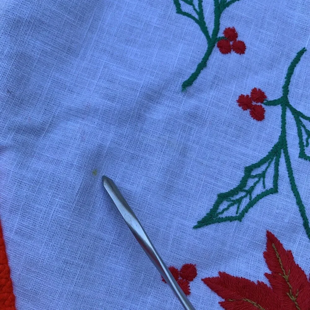 Vintage Embroidered Cotton Christmas Round Tablecloth 57” Yarn Fringe 5 Napkins